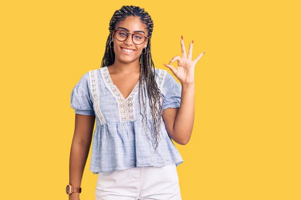 Молода Афро Американська Жінка Плечима Повсякденному Літньому Одязі Окуляри Посміхаються — стокове фото