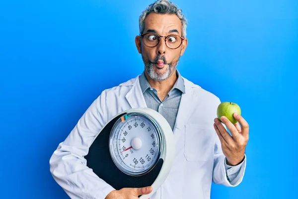 Hombre Pelo Gris Mediana Edad Como Médico Nutricionista Sosteniendo Máquina —  Fotos de Stock