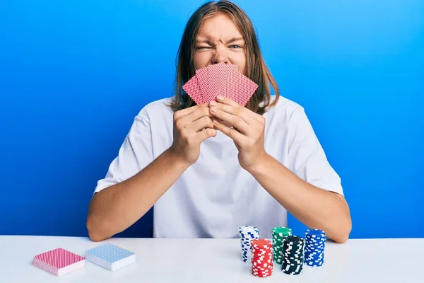 Jóképű Kaukázusi Férfi Hosszú Hajjal Játszik Szerencsejáték Póker Fedő Arc — Stock Fotó