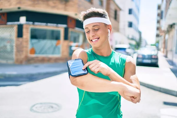 Ung Latinamerikansk Idrottsman Använder Smartphone Och Hörlurar Promenader Gatan Staden — Stockfoto