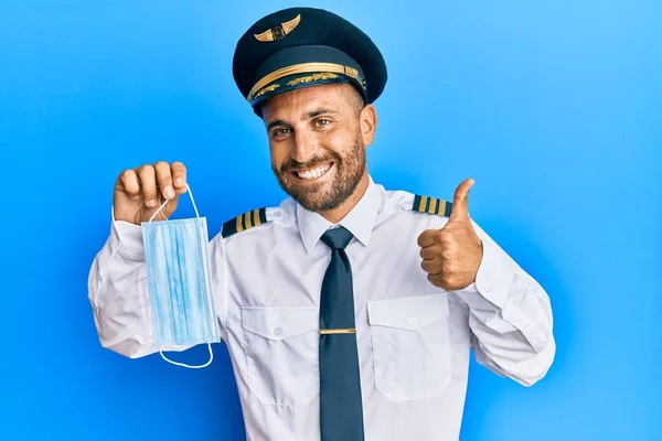 Handsome Man Beard Wearing Airplane Pilot Uniform Holding Safety Mask — Stock Photo, Image