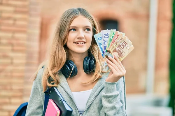 Krásný Kavkazský Student Teenager Pomocí Sluchátek Kanadskými Dolary Městě — Stock fotografie