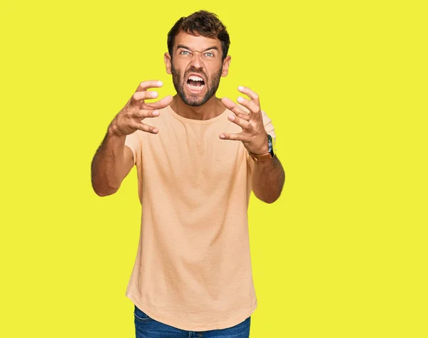Pohledný Mladý Muž Vousy Nenucené Košili Křičící Vzteky Ruce Snažící — Stock fotografie