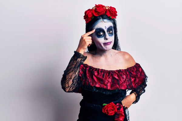 Jovem Mulher Vestindo Dia Mexicano Maquiagem Morta Apontando Infeliz Para — Fotografia de Stock
