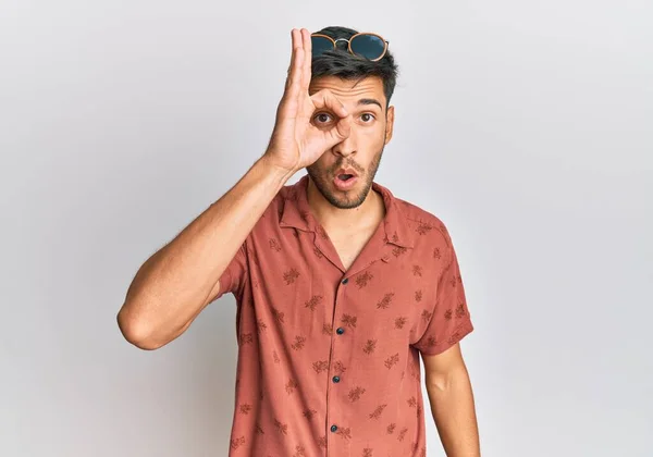 Mladý Pohledný Muž Oblečený Letních Šatů Dělal Pořádku Gesto Šokované — Stock fotografie