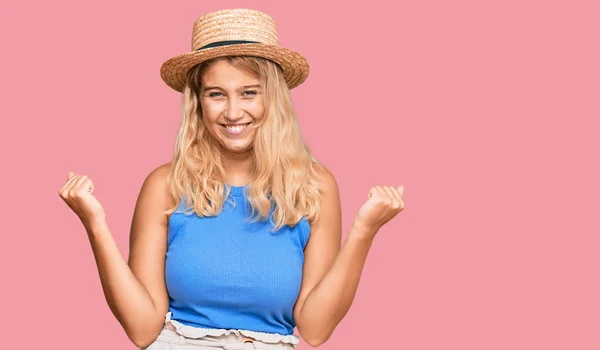 Chica Rubia Joven Con Sombrero Verano Muy Feliz Emocionada Haciendo —  Fotos de Stock