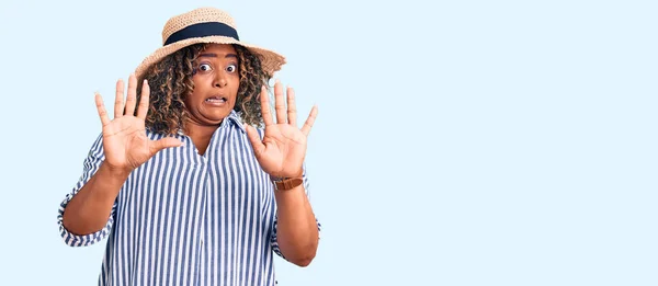 Young African American Size Woman Wearing Summer Hat Afraid Terrified — Stockfoto