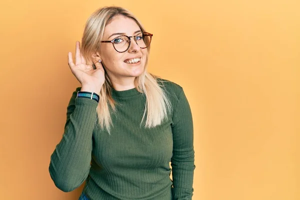 Ung Kaukasisk Kvinna Vardagskläder Och Glasögon Som Ler Med Handen — Stockfoto
