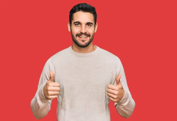 Jonge Spaanse Man Draagt Casual Kleding Succes Teken Doet Positief — Stockfoto