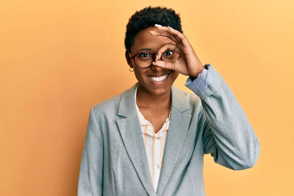 Mujer Afroamericana Con Pelo Corto Vistiendo Chaqueta Negocios Celebrando Loco —  Fotos de Stock