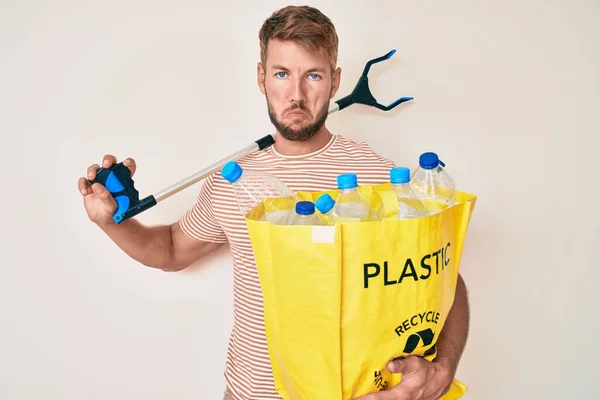 Młody Biały Mężczyzna Trzymający Worek Plastikowymi Butelkami Zbieraczem Odpadów Przygnębiony — Zdjęcie stockowe