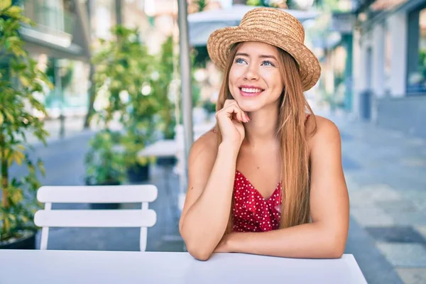 Junge Kaukasische Touristenmädchen Lächeln Glücklich Wenn Sie Auf Der Caféterrasse — Stockfoto