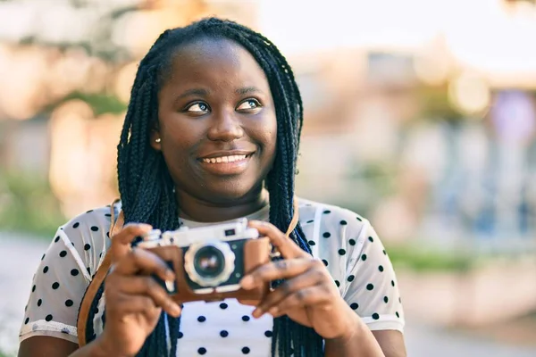 Mladý Africký Americký Turista Žena Usměvavý Šťastný Pomocí Vintage Kamera — Stock fotografie