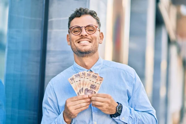 Joven Empresario Hispano Sonriendo Feliz Sosteniendo Billetes Mexicanos 500 Pesos —  Fotos de Stock