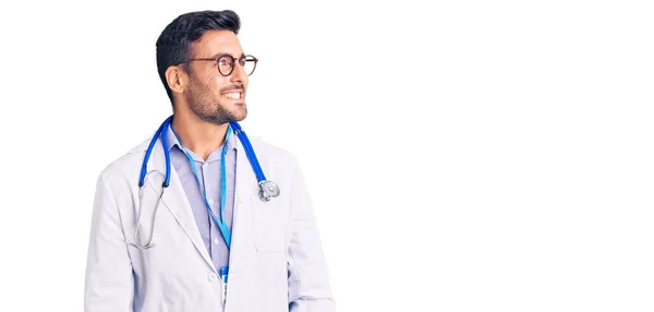 Young Hispanic Man Wearing Doctor Uniform Stethoscope Looking Away Side — Stock Photo, Image
