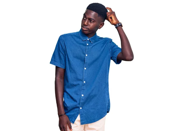 Gündelik Giysiler Giyen Genç Afro Amerikalı Adam Soru Sorup Kafasını — Stok fotoğraf