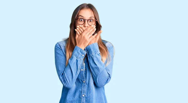 Hermosa Mujer Caucásica Que Usa Ropa Casual Gafas Sintiéndose Mal —  Fotos de Stock