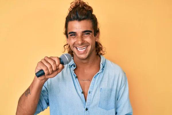 Ung Latinamerikansk Man Sjunger Sång Med Hjälp Mikrofon Ser Positiv — Stockfoto