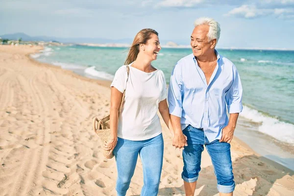 Pareja Hispana Mediana Edad Sonriendo Feliz Caminando Playa — Foto de Stock