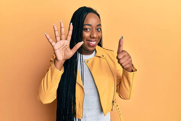 Молодая Африканская Американка Обычной Куртке Показывает Показывает Пальцами Номер Шесть — стоковое фото