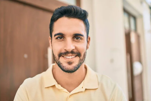 Jovem Hispânico Sorrindo Feliz Andando Cidade — Fotografia de Stock