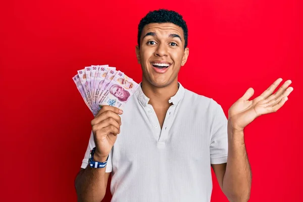 Joven Árabe Sosteniendo Pesos Mexicanos Celebrando Logros Con Sonrisa Feliz —  Fotos de Stock