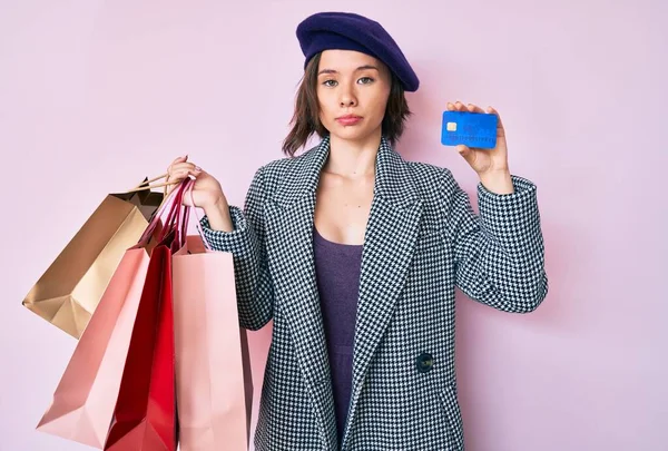 Mujer Hermosa Joven Con Boina Sosteniendo Bolsas Compras Tarjeta Crédito — Foto de Stock