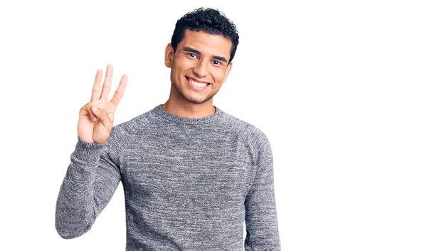 Der Hispanische Gut Aussehende Junge Mann Trägt Einen Lässigen Pullover — Stockfoto