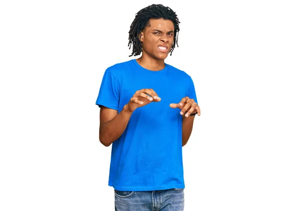 Молодий Американець Афроамериканець Одягнений Повсякденний Одяг Огидним Виразом Незадоволений Наляканий — стокове фото