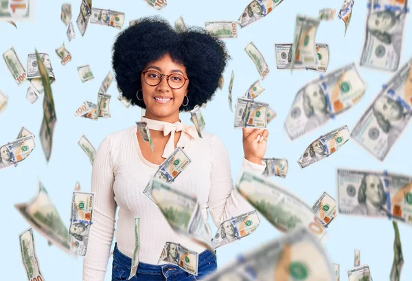 Ung Afrikansk Amerikansk Flicka Klädd Avslappnade Kläder Och Glasögon Leende — Stockfoto