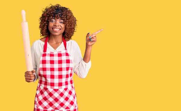 Junge Afrikanisch Amerikanische Frau Schürze Mit Nudelholz Lächelnd Glücklich Mit — Stockfoto