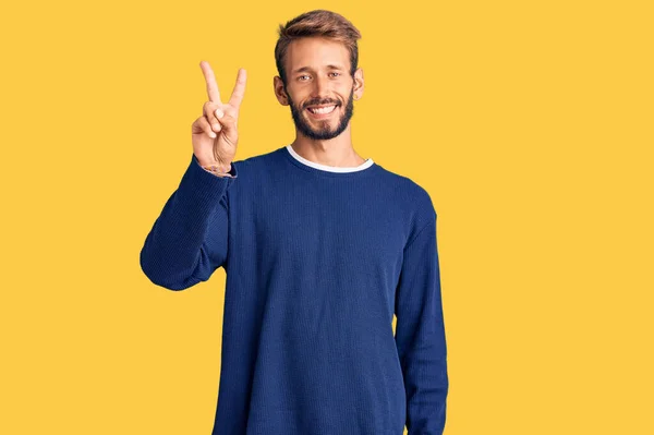 Bonito Loiro Com Barba Vestindo Camisola Casual Sorrindo Olhando Para — Fotografia de Stock