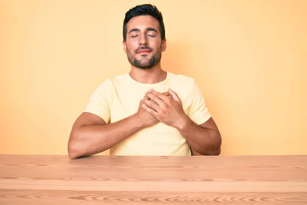 Jovem Hispânico Vestindo Roupas Casuais Sentado Mesa Sorrindo Com Mãos — Fotografia de Stock