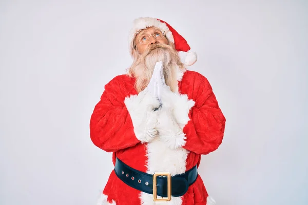 Старик Седыми Волосами Длинной Бородой Костюме Санта Клауса Подтяжками Умоляющими — стоковое фото