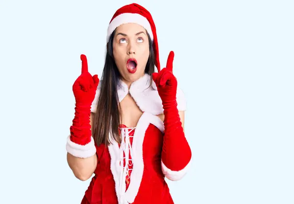 Jovem Bela Mulher Caucasiana Vestindo Traje Papai Noel Espantado Surpreso — Fotografia de Stock