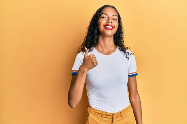 Ung Afrikansk Amerikansk Flicka Klädd Avslappnade Kläder Gör Glada Tummen — Stockfoto