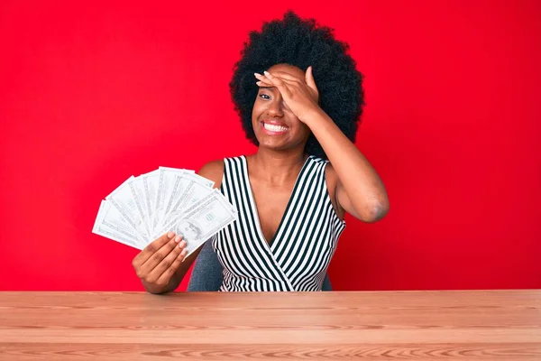 Mujer Afroamericana Joven Sosteniendo Dólares Estresados Frustrados Con Mano Cabeza —  Fotos de Stock