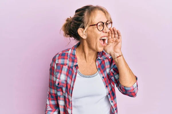 Plavovlasá Žena Středního Věku Oblečená Neformálním Oblečení Brýlích Křičící Křičící — Stock fotografie