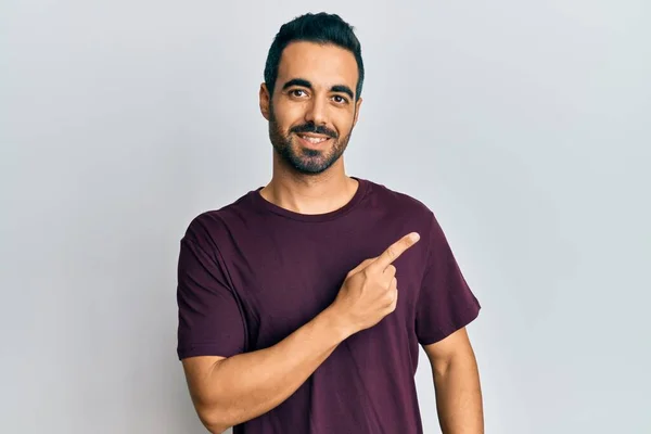 Ung Latinamerikansk Man Med Skägg Vardagskläder Överraskad Med Hand Huvudet — Stockfoto