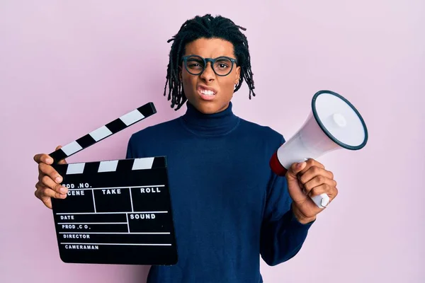 Jovem Afro Americano Segurando Palmas Vídeo Filme Megafone Sem Noção — Fotografia de Stock