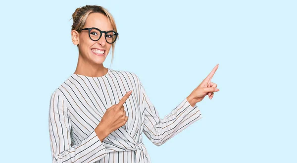 Vacker Blond Kvinna Bär Business Shirt Och Glasögon Ler Och — Stockfoto