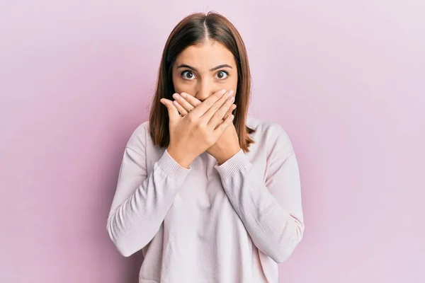 Mulher Caucasiana Jovem Vestindo Roupas Casuais Olhando Estressado Nervoso Com — Fotografia de Stock