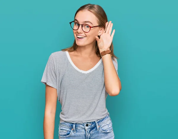 Güzel Genç Sarışın Bir Kadın Günlük Kıyafetler Gözlük Takıyor Kulaktan — Stok fotoğraf