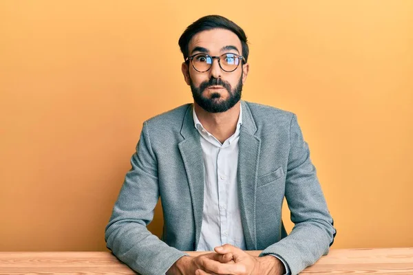 Junger Hispanischer Mann Mit Bart Businesskleidung Sitzt Auf Dem Tisch — Stockfoto