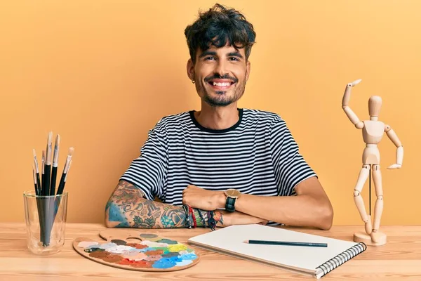 Fiatal Spanyol Férfi Asztalon Művészeti Stúdióban Pozitív Boldog Álló Mosolygó — Stock Fotó