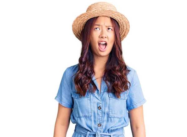 Νεαρή Όμορφη Κινέζα Που Φοράει Καλοκαιρινό Καπέλο Θυμωμένη Και Θυμωμένη — Φωτογραφία Αρχείου