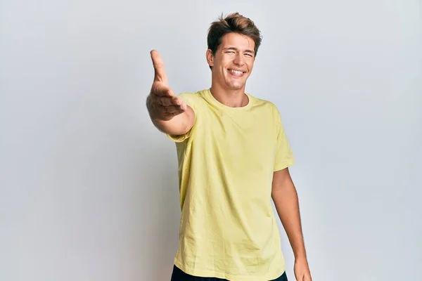 Bonito Homem Caucasiano Vestindo Roupas Casuais Sorrindo Amigável Oferecendo Aperto — Fotografia de Stock