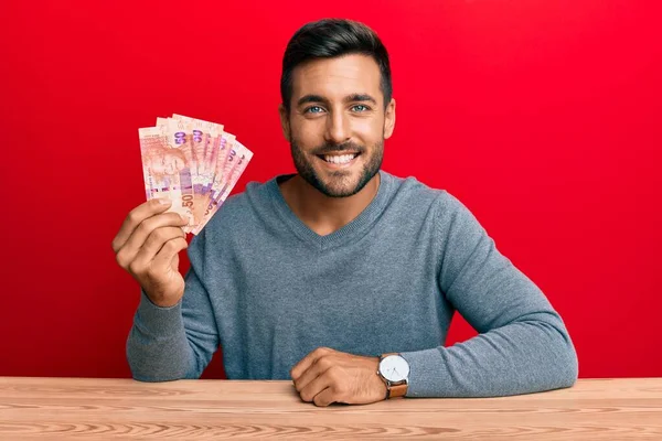 Hombre Hispano Guapo Sosteniendo Billetes Rand Sudafricanos Que Parecen Positivos —  Fotos de Stock