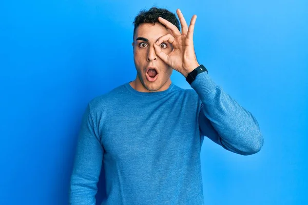 Guapo Joven Con Ropa Casual Haciendo Señas Ven Aquí Gesto —  Fotos de Stock