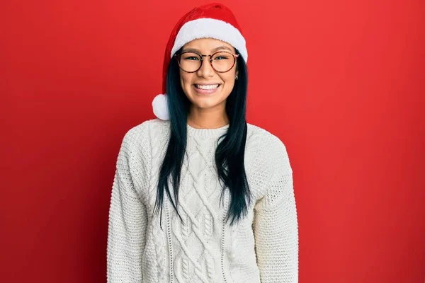 Yüzünde Mutlu Havalı Bir Gülümsemeyle Noel Şapkası Takan Güzel Spanyol — Stok fotoğraf